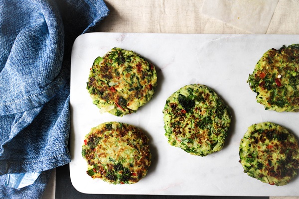 빠른 요리법에 courgettes에서 맛있는 팬케이크