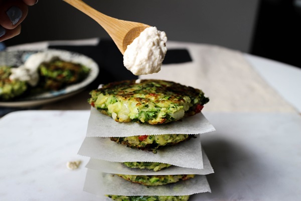 빠른 요리법에 courgettes에서 맛있는 팬케이크