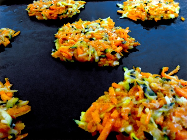 빠른 요리법에 courgettes에서 맛있는 팬케이크