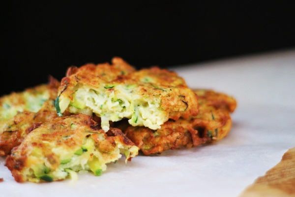 빠른 요리법에 courgettes에서 맛있는 팬케이크
