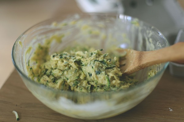 빠른 요리법에 courgettes에서 맛있는 팬케이크