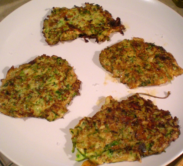 빠른 요리법에 courgettes에서 맛있는 팬케이크