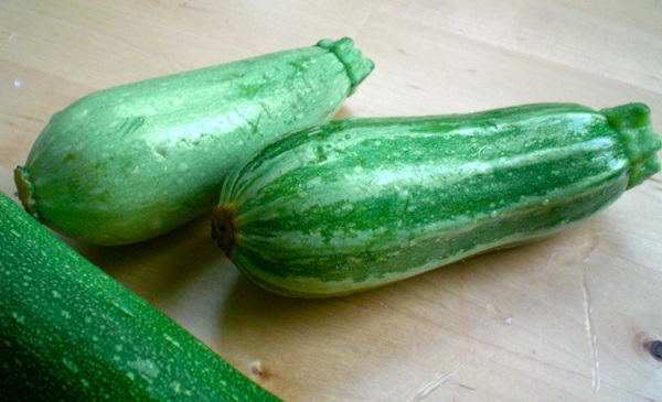 빠른 요리법에 courgettes에서 맛있는 팬케이크