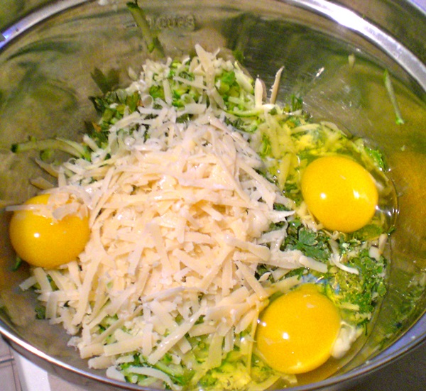 빠른 요리법에 courgettes에서 맛있는 팬케이크