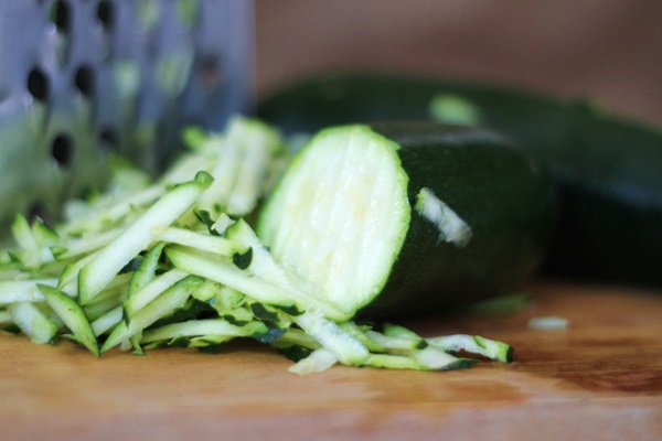 빠른 요리법에 courgettes에서 맛있는 팬케이크