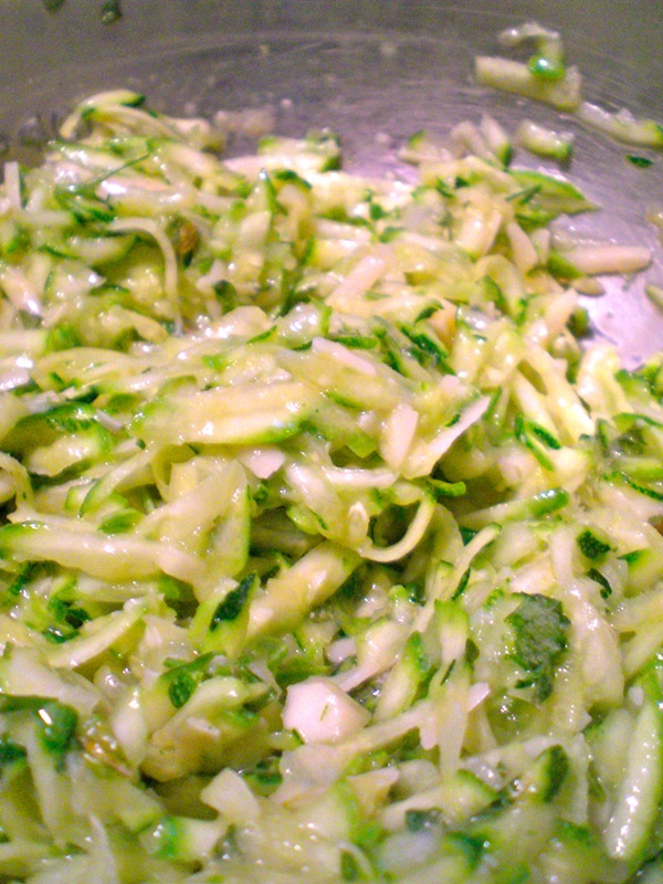 빠른 요리법에 courgettes에서 맛있는 팬케이크