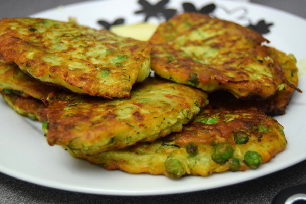 빠른 요리법에 courgettes에서 맛있는 팬케이크