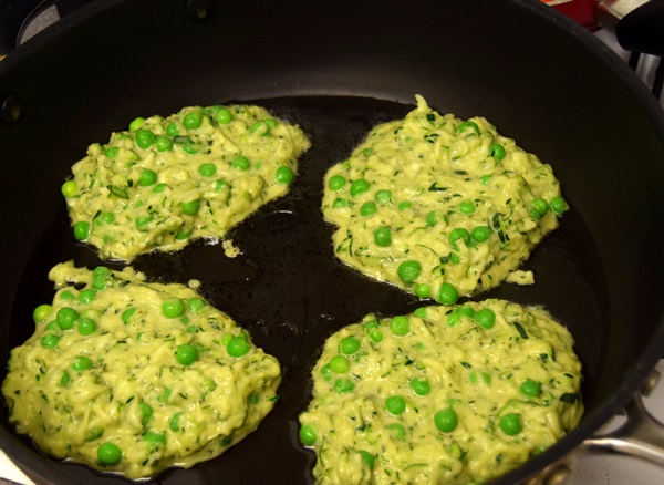 빠른 요리법에 courgettes에서 맛있는 팬케이크