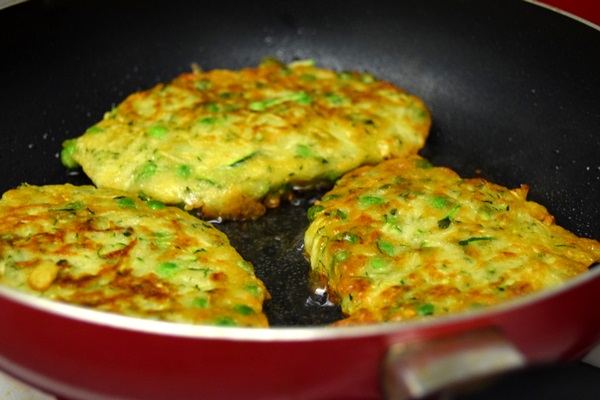 빠른 요리법에 courgettes에서 맛있는 팬케이크