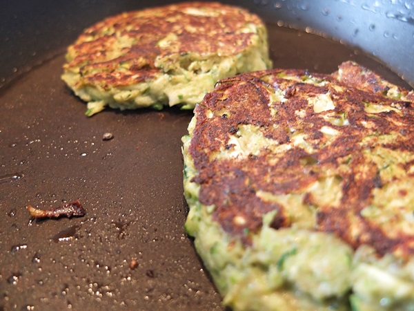 빠른 요리법에 courgettes에서 맛있는 팬케이크