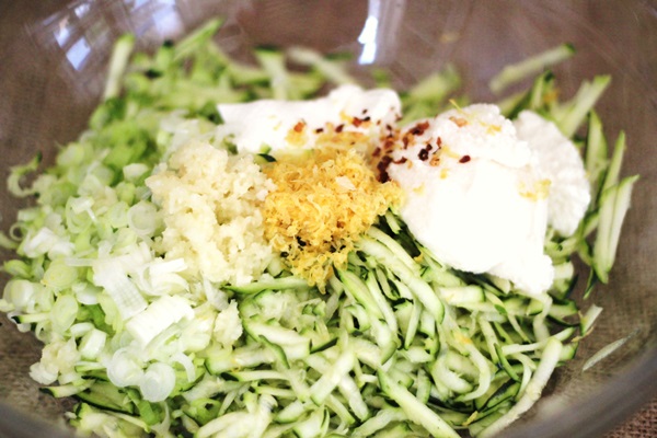 빠른 요리법에 courgettes에서 맛있는 팬케이크