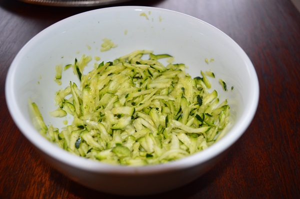 빠른 요리법에 courgettes에서 맛있는 팬케이크