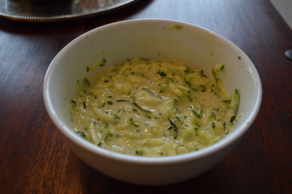 빠른 요리법에 courgettes에서 맛있는 팬케이크