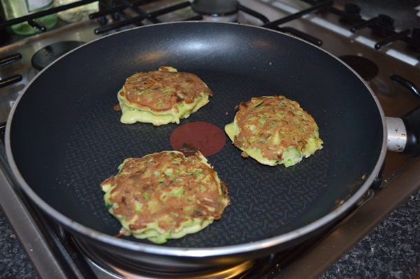 빠른 요리법에 courgettes에서 맛있는 팬케이크
