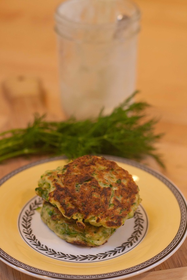 빠른 요리법에 courgettes에서 맛있는 팬케이크