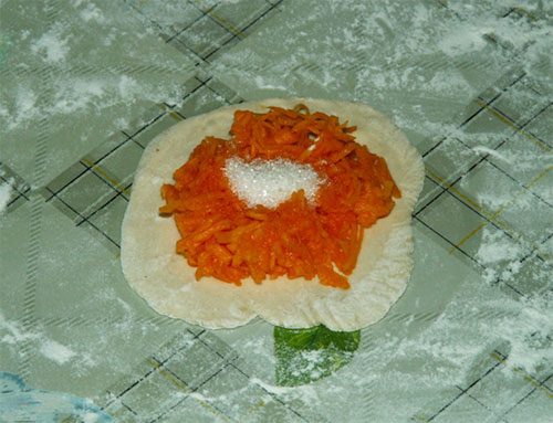한 숟가락의 설탕을 넣다. 한 숟가락의 설탕을 넣다.