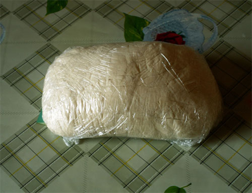 반죽을 투명 필름으로 감싸다. 반죽을 투명 필름으로 감싸다.