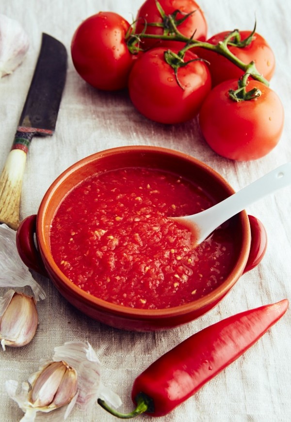 겨울에는 마늘을 곁들인 토마토, 요리법. 겨울 동안 마늘로 토마토 수확 : 빠른 요리를위한 조리법, 살균없이, 입욕없이 소금에 절인