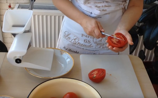 겨울을위한 자신의 주스에 토마토, 사진과 요리법