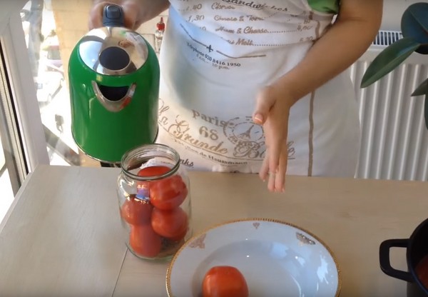 겨울을위한 자신의 주스에 토마토, 사진과 요리법