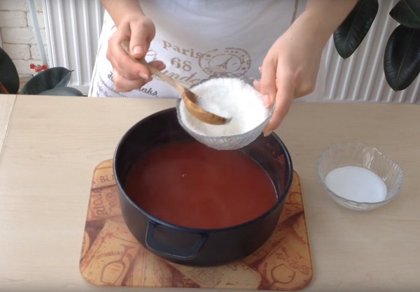겨울을위한 자신의 주스에 토마토, 사진과 요리법