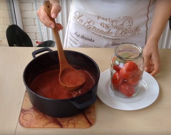 겨울을위한 자신의 주스에 토마토, 사진과 요리법
