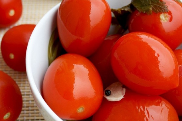 겨울을위한 자신의 주스에 토마토, 사진과 요리법