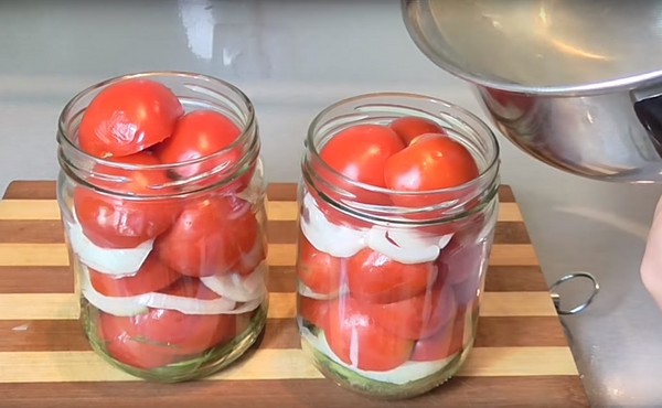 겨울용 젤라틴 토마토 - 살균없이 양파 요리법. 겨울용 젤라틴 수확 토마토 절임