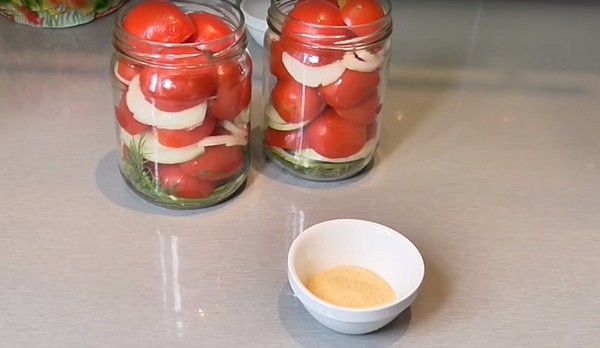 겨울용 젤라틴 토마토 - 살균없이 양파 요리법. 겨울용 젤라틴 수확 토마토 절임