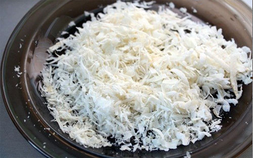 양파와 닭 필레를 자르십시오.