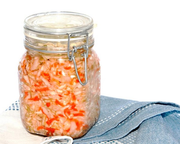 겨울을위한 양배추 요리법 : 맛있는 샐러드, 식초없는 아스피린, 살균하지 않은 빌릿