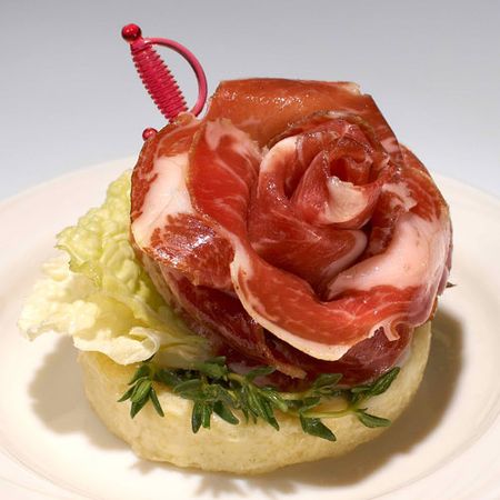 사진으로 2016 새해를 맞이하는 카나페의 요리법. 맛있는 새해 카나페 : 축제 테이블 사진이있는 요리법
