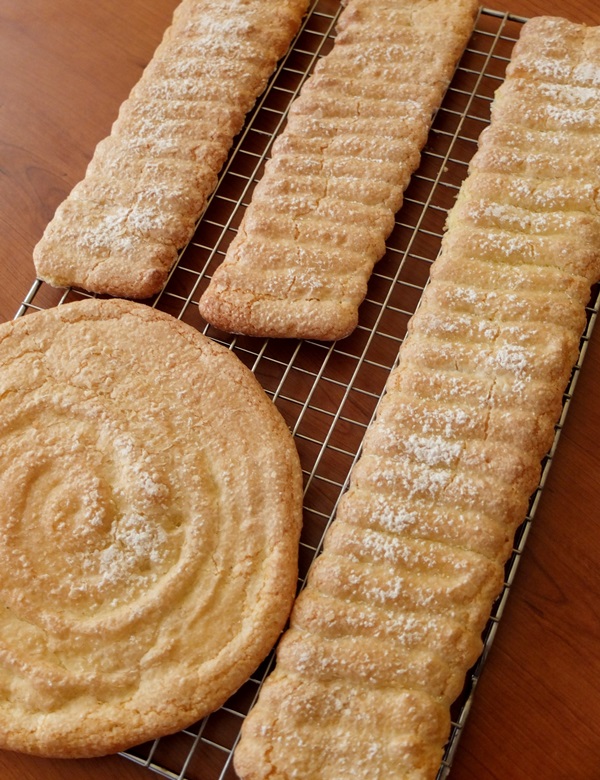 오븐에서 무성한 샬롯 - 간단하고 맛있는 요리법