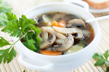 버섯 수프는 캐주얼 한 테이블을위한 훌륭한 요리입니다. 버섯 수프는 캐주얼 한 테이블을위한 훌륭한 요리입니다.