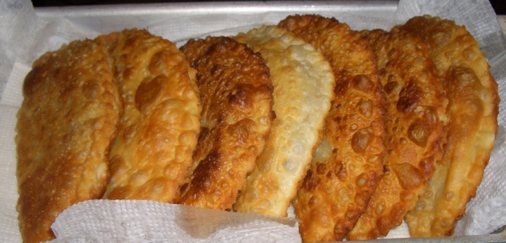 격판 덮개에있는 chebureks