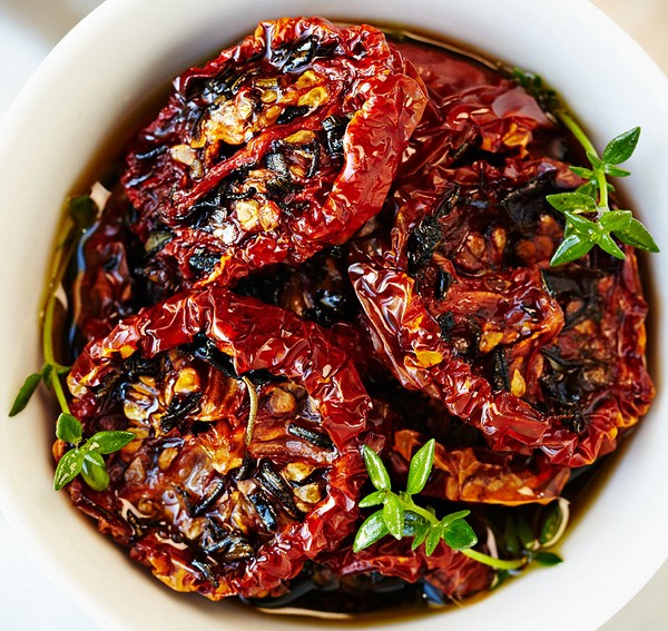 태양 건조 토마토, 가정에서 조리법. 야채 건조기, 오븐에서 태양 건조 토마토를 만드는 방법 태양 건조 토마토, 가정에서 조리법. 야채 건조기, 오븐에서 태양 건조 토마토를 만드는 방법