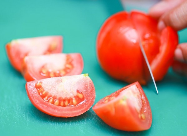 태양 건조 토마토, 가정에서 조리법. 야채 건조기, 오븐에서 태양 건조 토마토를 만드는 방법