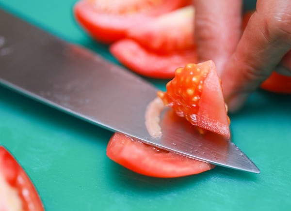 태양 건조 토마토, 가정에서 조리법. 야채 건조기, 오븐에서 태양 건조 토마토를 만드는 방법
