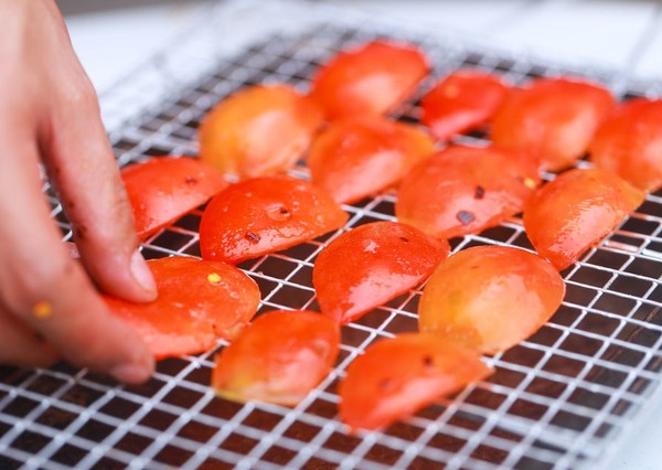 태양 건조 토마토, 가정에서 조리법. 야채 건조기, 오븐에서 태양 건조 토마토를 만드는 방법