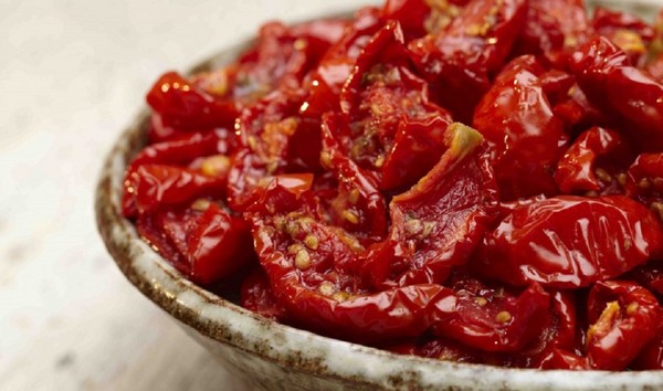 태양 건조 토마토, 가정에서 조리법. 야채 건조기, 오븐에서 태양 건조 토마토를 만드는 방법 태양 건조 토마토, 가정에서 조리법. 야채 건조기, 오븐에서 태양 건조 토마토를 만드는 방법
