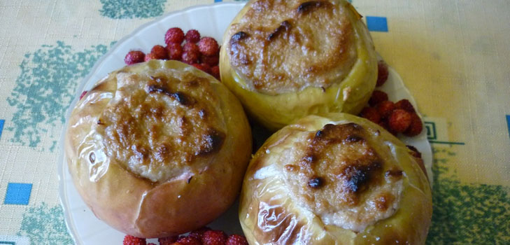 전자 레인지에 구운 사과 - 맛있고 유용합니다!