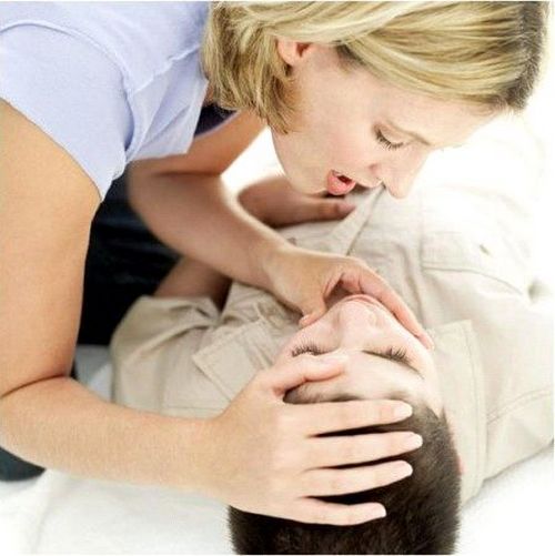 타박상에 대한 응급 처치를 올바르게 제공하는 방법?