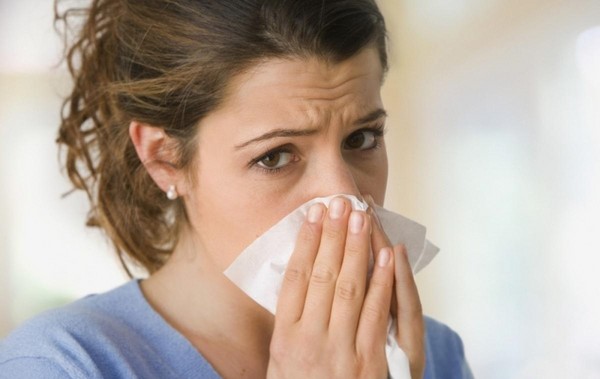 코에서 나온 물 : 코에서 쏟아지는 이유는 무엇입니까? 코에서 물을 적절히 처리하는 것에 대한 증상 및 조언